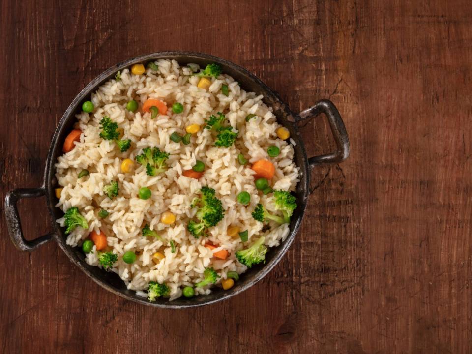 En términos de calorías, un tercio de taza de arroz cocido aporta 68 kilocalorías, lo mismo que una tortilla de maíz.