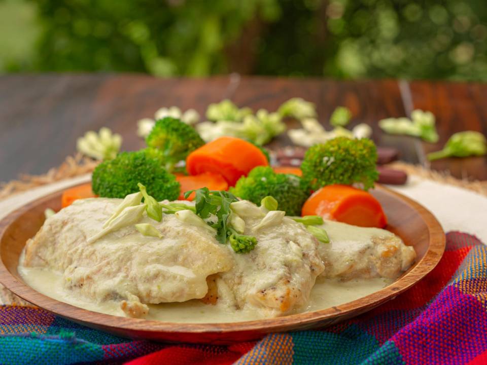 El loroco es una planta cuyas flores son comestibles y aromáticas. Es originario de Honduras, El Salvadory Guatemala y parte de México y en esta receta le da un plus de sabor al delicioso pollo.
