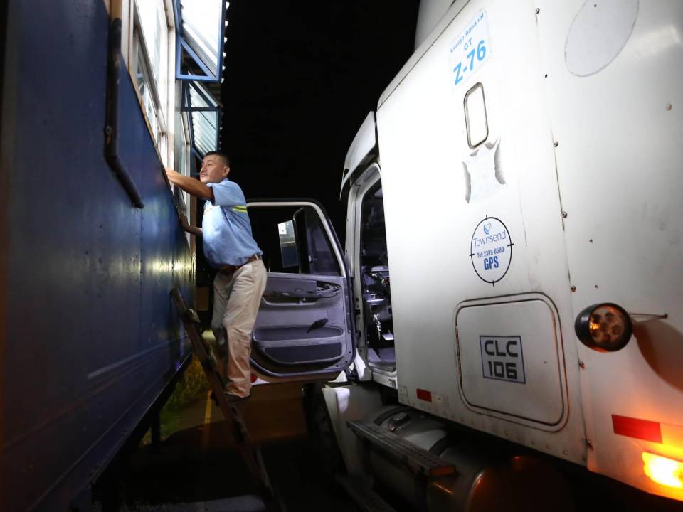 Los operarios de las unidades de transporte pesado viven un viacrucis en las aduanas terrestres de Honduras. En la imagen, el camionero Óscar Valle se baja de su unidad para presentar documentos documentos.
