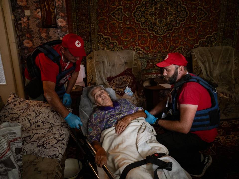 Iraida Kurylo, de 83 años, tuvo que dejar su casa en Kúpiansk-Vuzlovi, Ucrania, tras fracturarse la cadera en una caída.