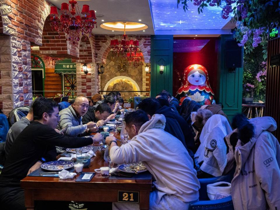 La ciudad fronteriza de Heihe es un ejemplo de la relación más estrecha de China con Rusia. En un restaurante ruso. (