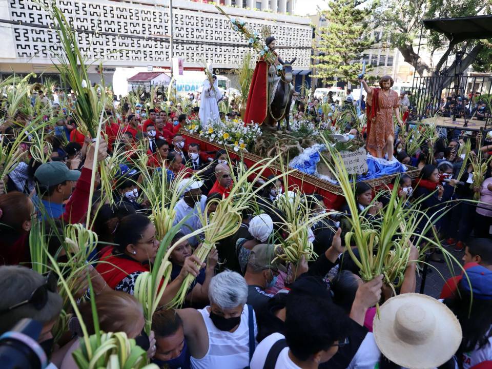 Concurrida participación de feligreses capitalinos tuvo ayer la procesión de ramos que culminó en la Catedral Metropolitana de Tegucigalpa.