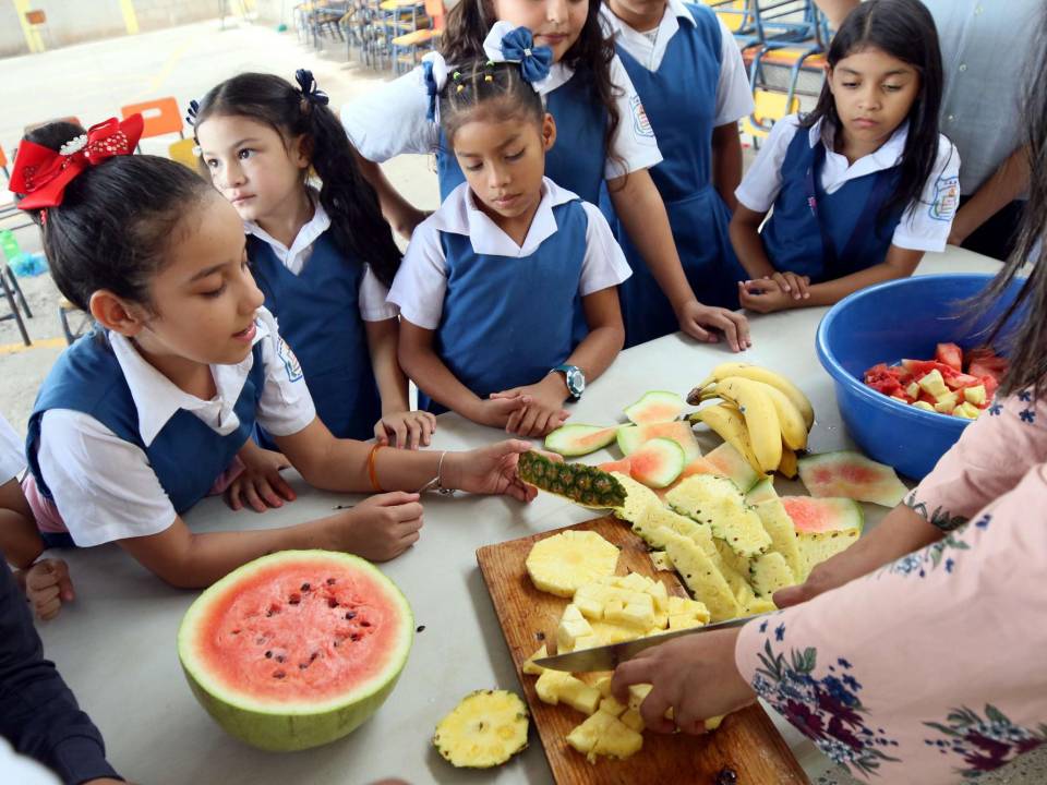 Los niños elaboraron un delicioso tutifruti; aprendieron a cuidar de su cuerpo y mente.