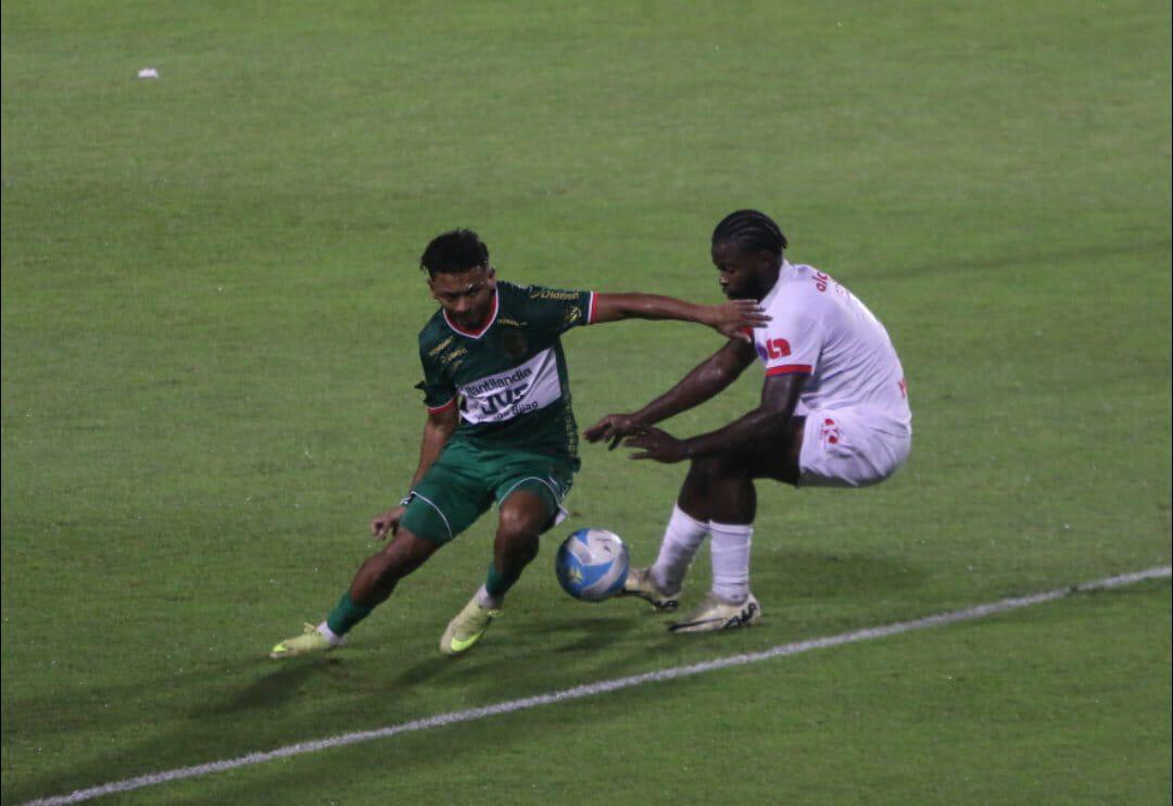 Polémica en Olimpia vs Marathón, jugadores fueron encarados por barras y lindas chicas