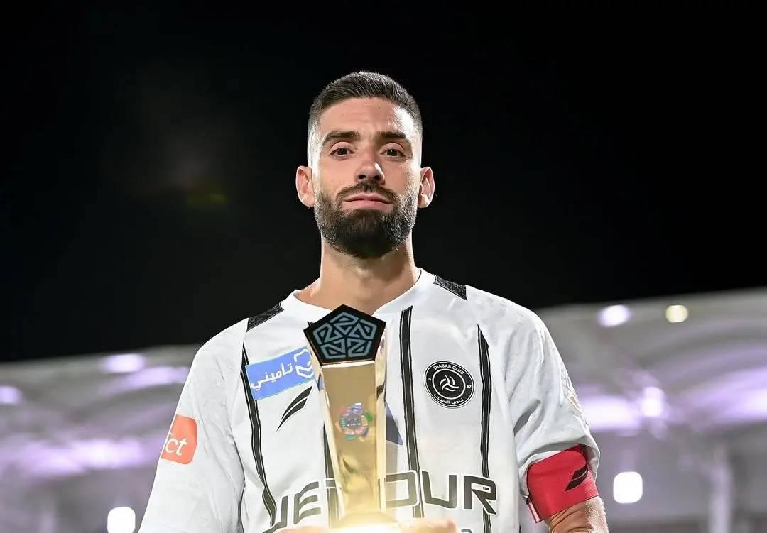 Fichajes: Analiza irse si sigue Arbeloa en Real Madrid y jugador descarta llegar al Barcelona