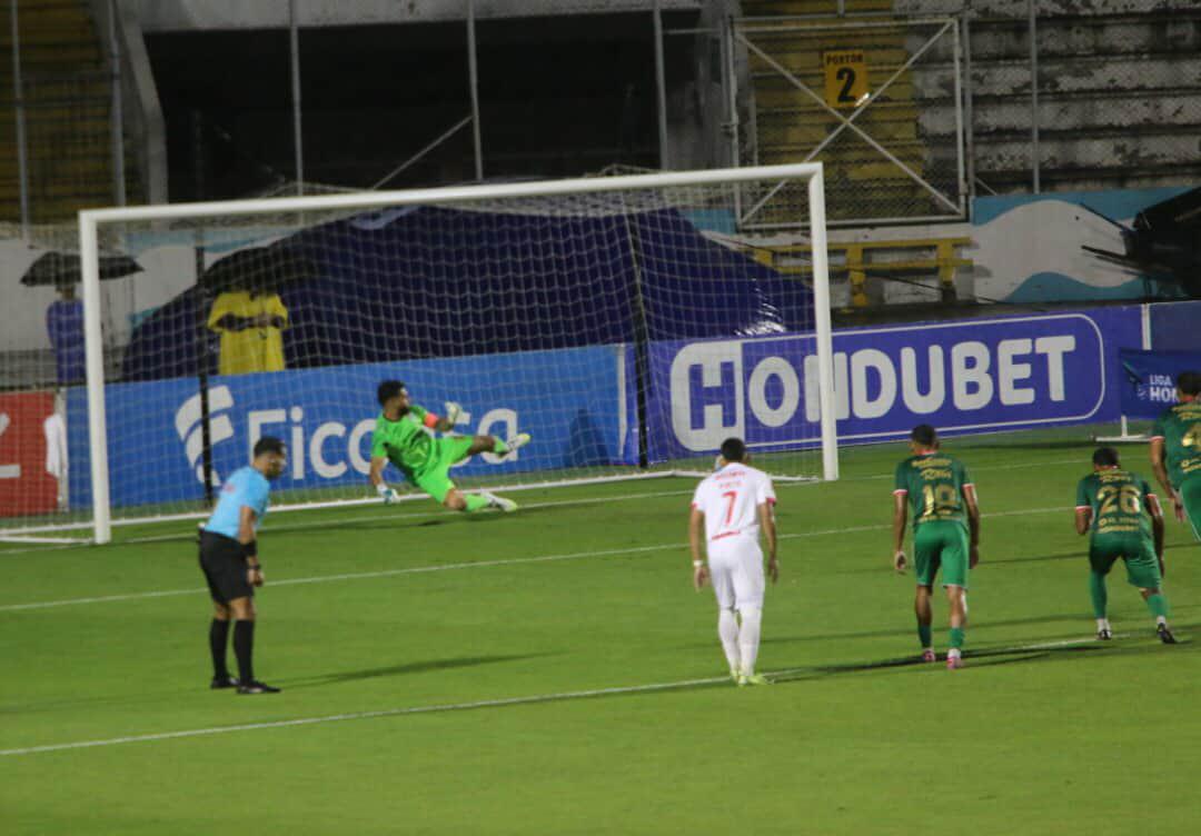 Polémica en Olimpia vs Marathón, jugadores fueron encarados por barras y lindas chicas