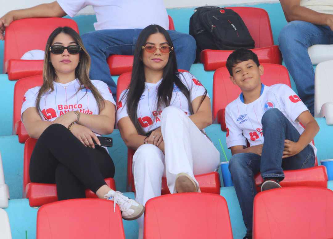 El estadio Nacional fue una pasarela: Bellas chicas llegaron al Olimpia vs Real España