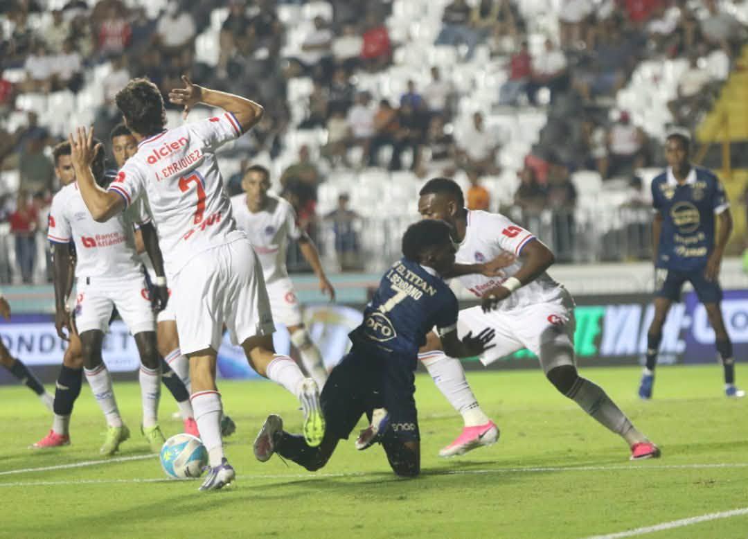Olimpia humilla a Motagua, jugador sale herido, visita especial y sorprende lo que hicieron los DT