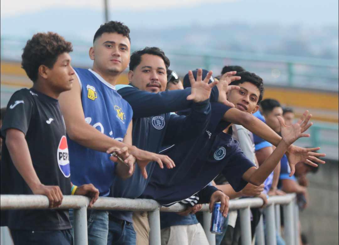 Llegó un campeón, sorpresa de la ´Revo´ y bonito ambiente previo al Motagua vs Real España