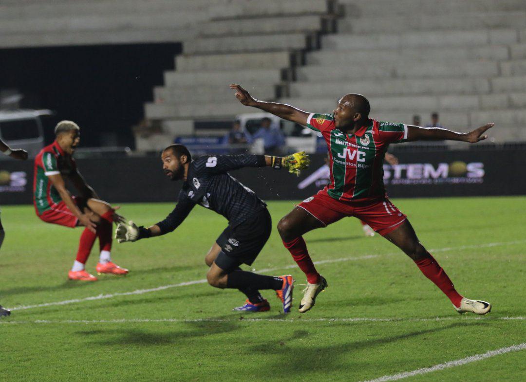 Jugadores casi se van a los golpes, aficionado es llevado de emergencia y tristeza en Marathón