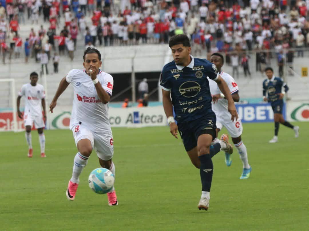 Olimpia humilla a Motagua, jugador sale herido, visita especial y sorprende lo que hicieron los DT