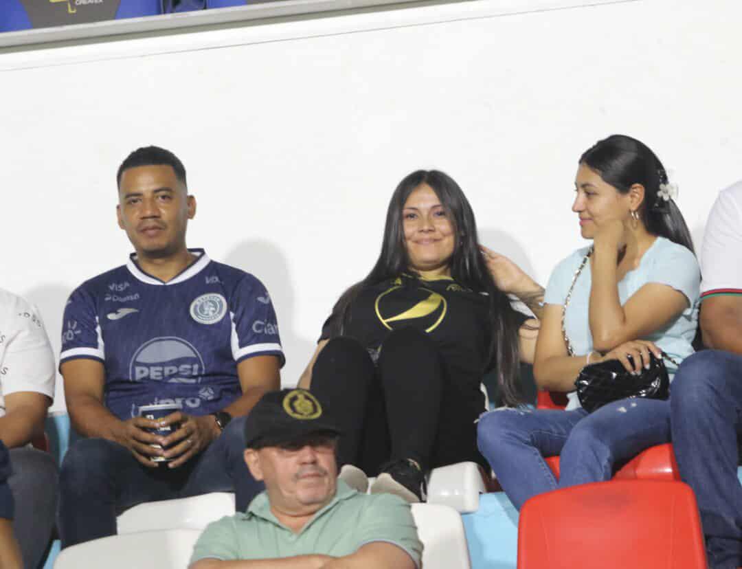 Las bellas chicas que engalanaron en el clásico entre Motagua y Marathón