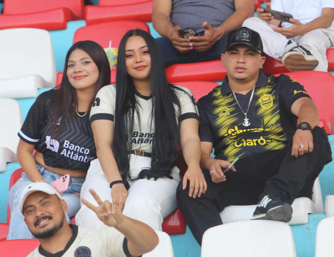 El estadio Nacional fue una pasarela: Bellas chicas llegaron al Olimpia vs Real España