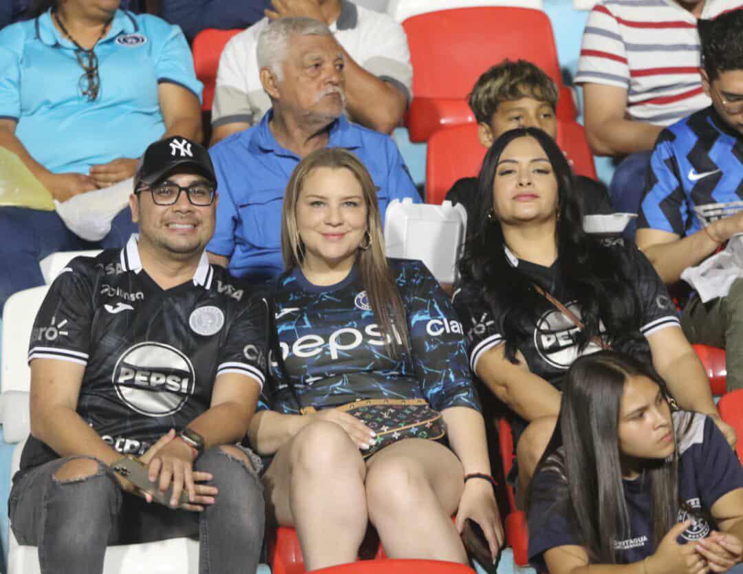 Las bellas chicas que engalanaron en el clásico entre Motagua y Marathón