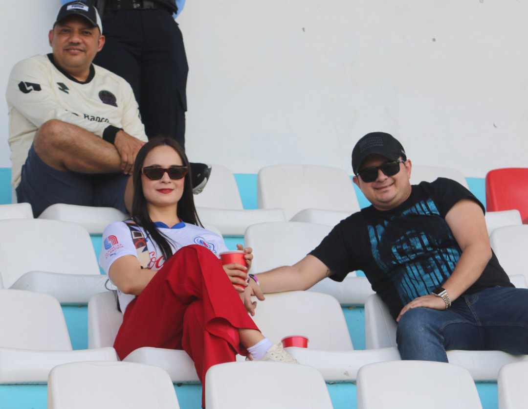 El estadio Nacional fue una pasarela: Bellas chicas llegaron al Olimpia vs Real España