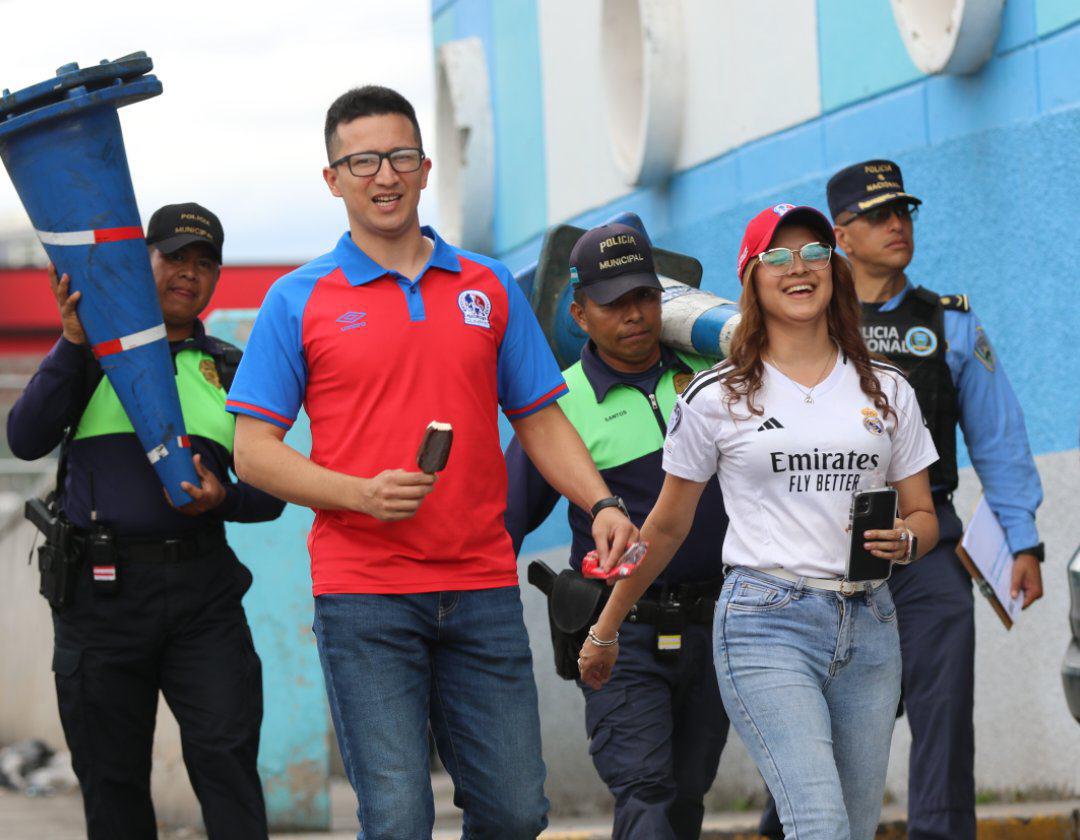 Olimpia y sus bellas aficionadas para clásico ante Marathón en el Nacional