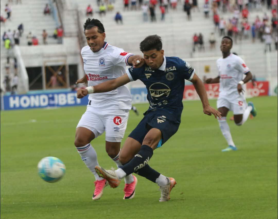 Olimpia humilla a Motagua, jugador sale herido, visita especial y sorprende lo que hicieron los DT