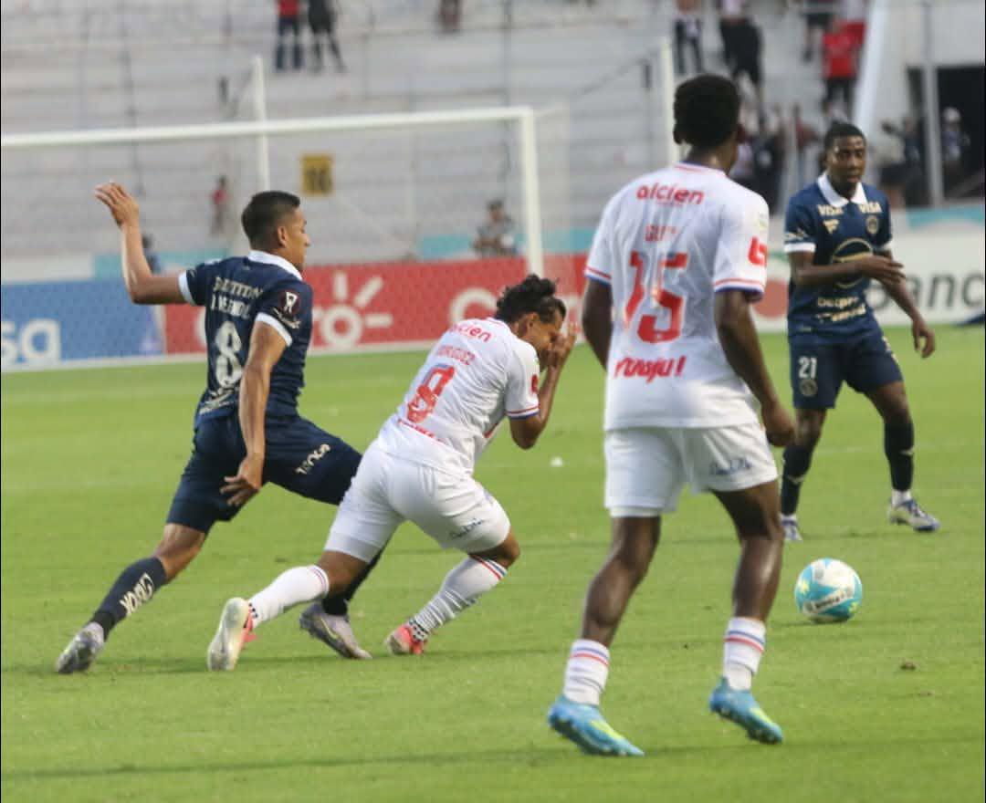 Olimpia humilla a Motagua, jugador sale herido, visita especial y sorprende lo que hicieron los DT