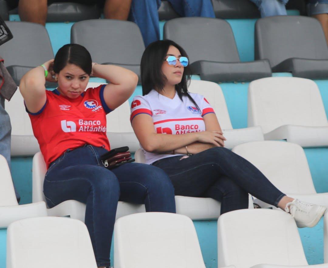 Olimpia vs Motagua: Ambiente, lindas periodistas deslumbran y barra se enfrenta a la Policía Nacional