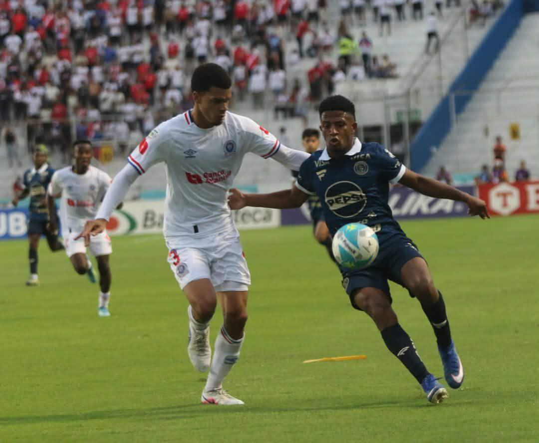 Olimpia humilla a Motagua, jugador sale herido, visita especial y sorprende lo que hicieron los DT