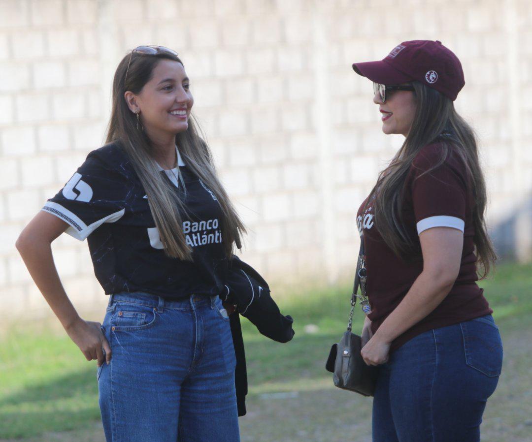 Aficionados sorprenden a Espinel, jugada de VAR de policía y la belleza de Comayagua