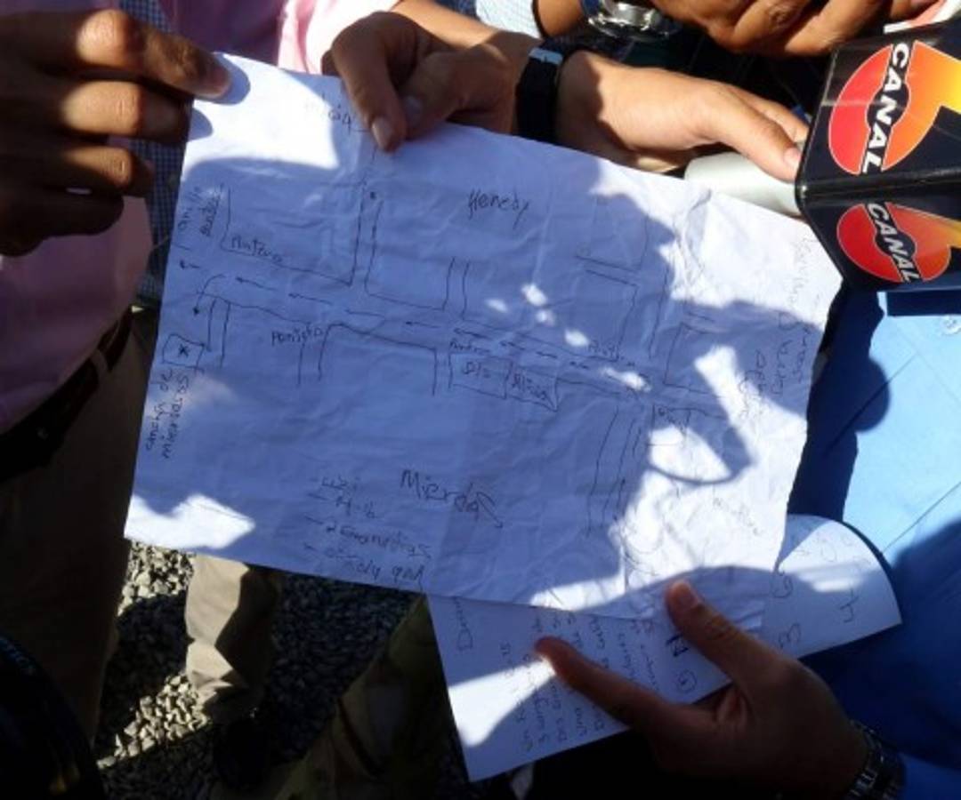 Según el croquis decomisado a los detenidos, el crimen lo perpetrarían en una cancha de la colonia Kennedy (Fotos: Jimmy Argueta).