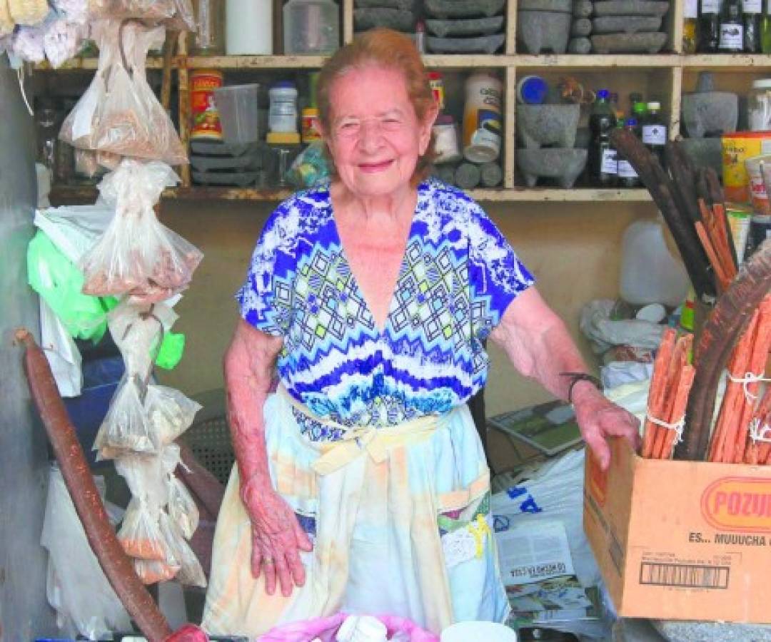 Las abuelitas de los vendedores del mercado San Isidro
