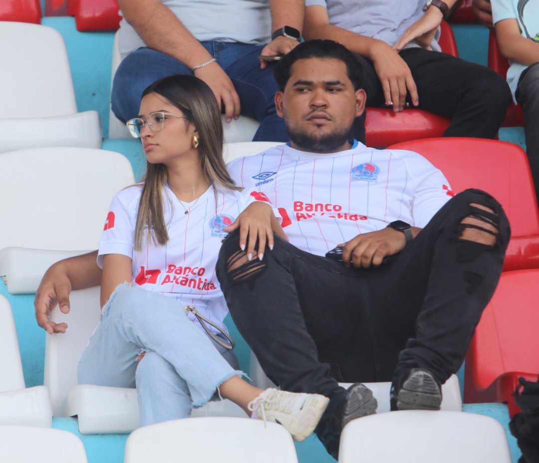 El estadio Nacional fue una pasarela: Bellas chicas llegaron al Olimpia vs Real España
