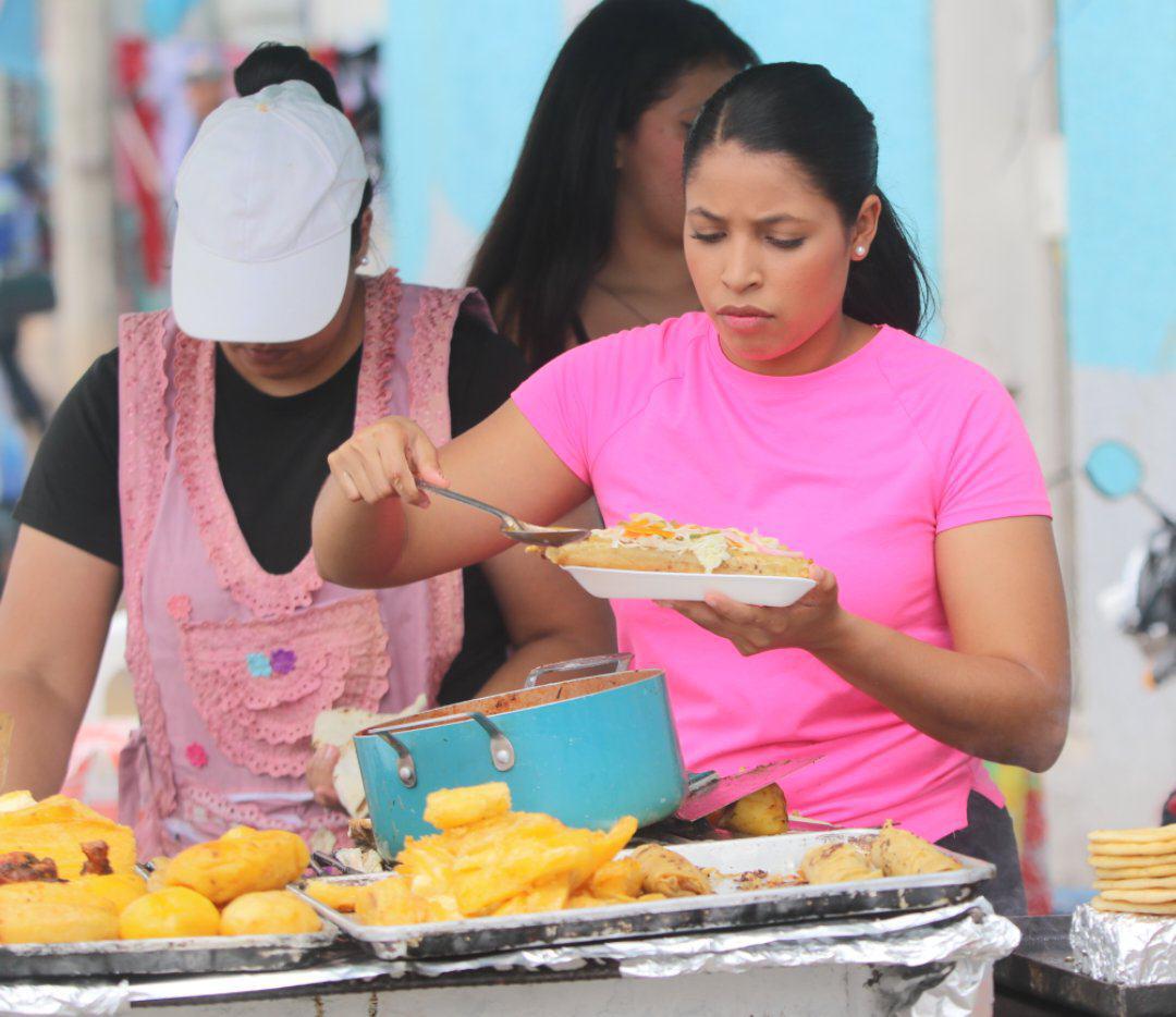 Las bellas chicas que se robaron  miradas en el clásico capitalino entre Motagua y Olimpia