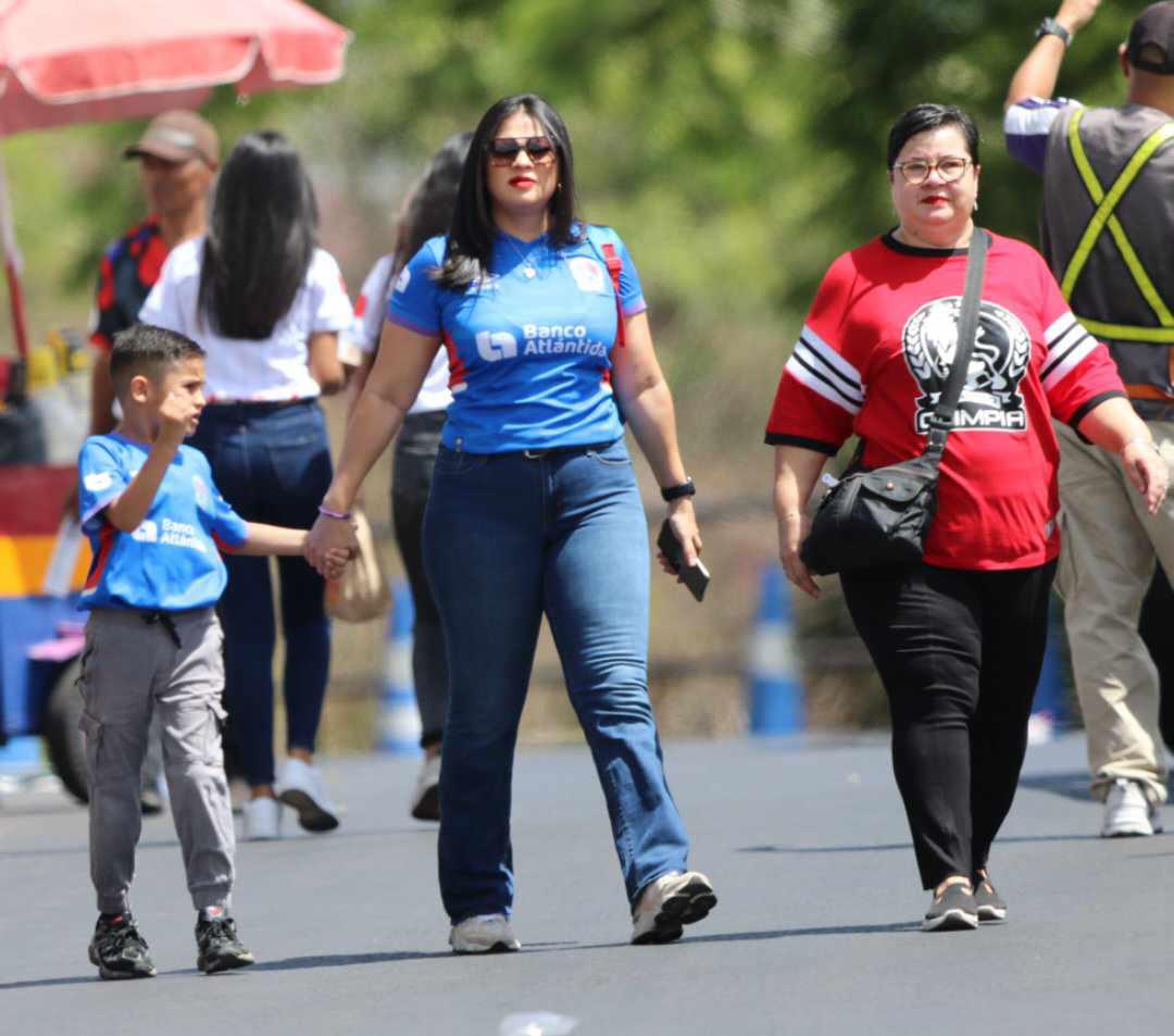 Recibimiento hostil, jugadores llegan de civil y fiesta olimpista previo a final ante Real España