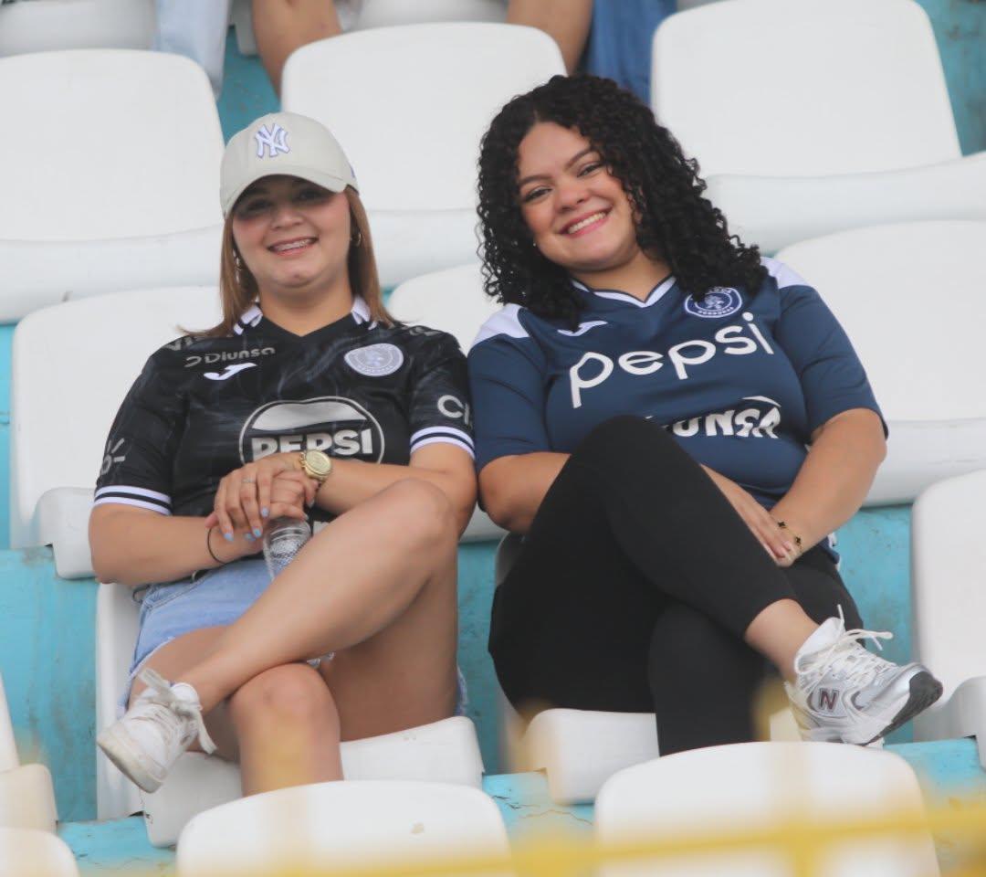 Olimpia vs Motagua: Ambiente, lindas periodistas deslumbran y barra se enfrenta a la Policía Nacional