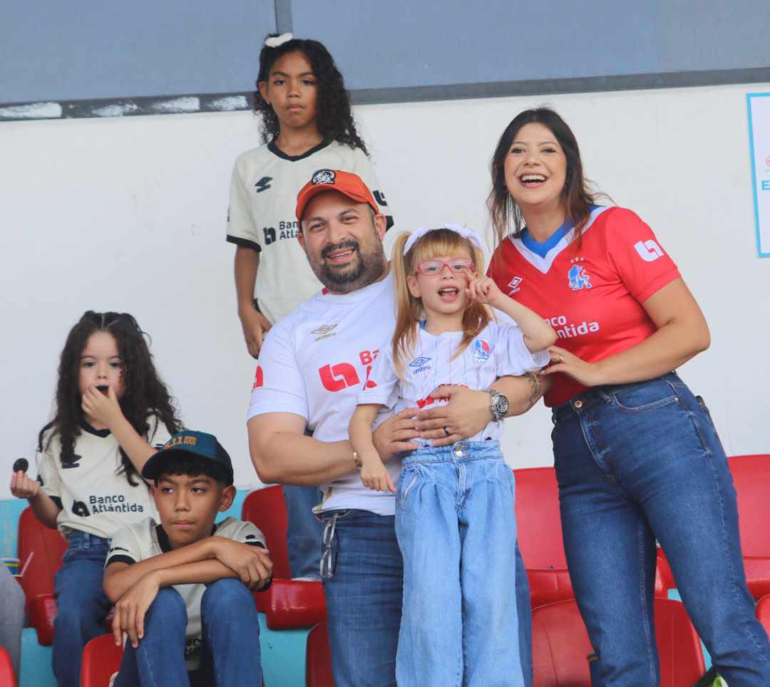 El estadio Nacional fue una pasarela: Bellas chicas llegaron al Olimpia vs Real España