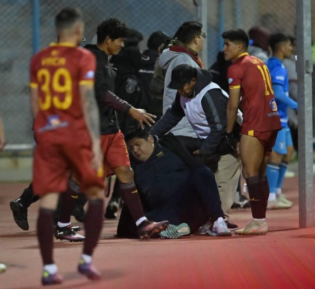 Partido de fútbol termina en batalla campal; 17 expulsados y directivo fracturado