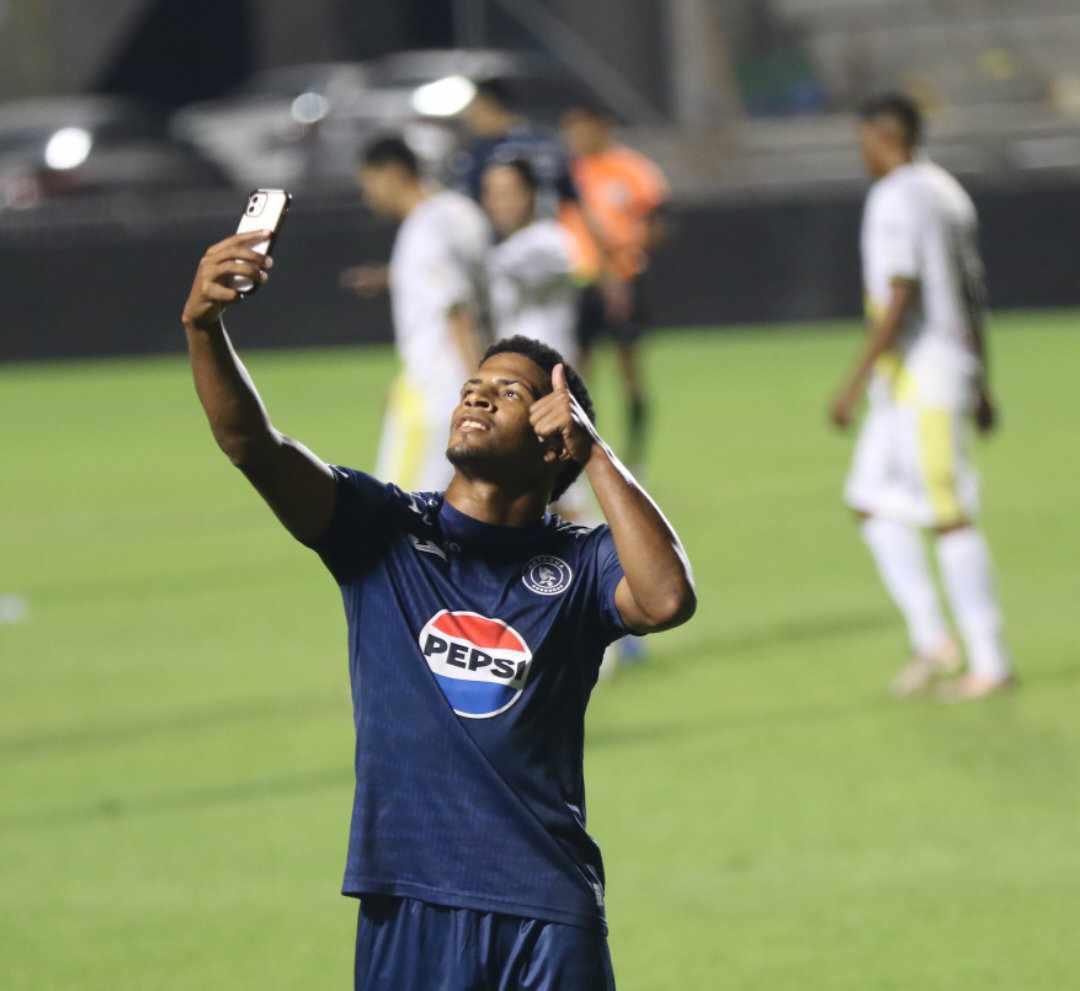 Chica viral de TikTok presente, lo que hizo Diego Vázquez y bellas damas en triunfo de Motagua