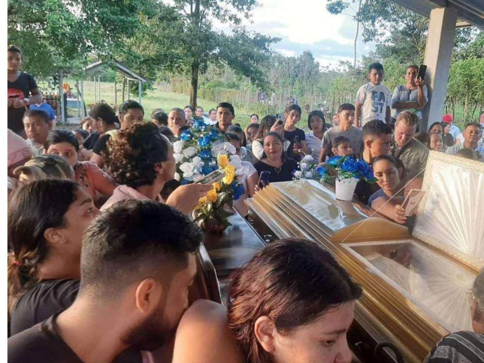 El 7 de enero de este año, los ambientalistas Oly Dominguez y Jairo Bonilla fueron asesinados en la comunidad de Guapinol, en Toca. Ellos estaba en contra de la contaminación de los ríos Guapinol y San Pedro, así como de la destrucción de la reserva montaña de Botaderos.