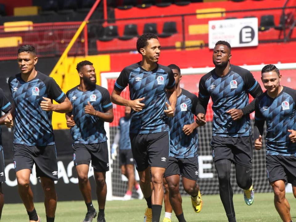 En una mañana soñada y con la ilusión muy a tope, el Olimpia de Pedro Troglio realizó el reconocimiento de cancha del estadio Alejandro Morera Soto, escenario en el que se disputará la final de la Concacaf League. Aquí las imágenes del entreno.