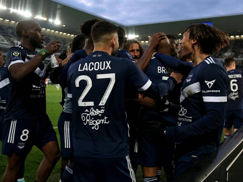 El defensa portugués del Burdeos, Ricardo Mangas, celebra con sus compañeros tras un gol durante el partido de fútbol de la L1 francesa entre el Burdeos y el Saint-Etienne en el estadio Matmut Atlantique de Burdeos el 20 de abril de 2022.