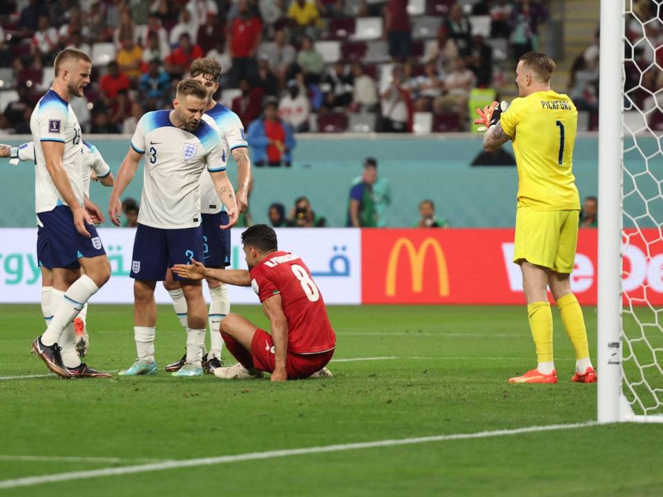 Es que no se trató de uno, dos, tres, o cuatro, sino que fueron seis goles los que encajó Inglaterra a Irán. Además del bombardeo de tantos en este encuentro del grupo B, también uno de los arqueros derramó sangre tras un impacto... Estas son las imágenes más curiosas.