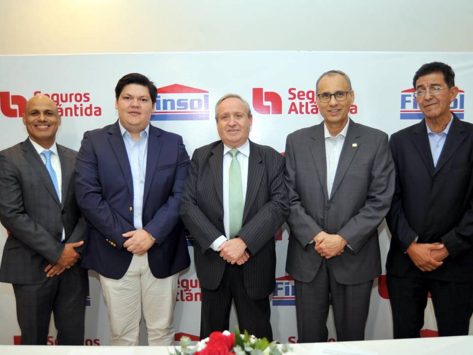 Armando Erazo, Fernando Ilovares, Juan Carlos Matamoros, Francisco Madrid junto a Omar Rivera.