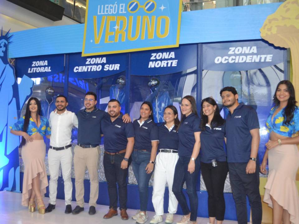 El equipo de UNO presente en el sorteo de la promoción Veruno, realizado en Mall Altara, San Pedro Sula.