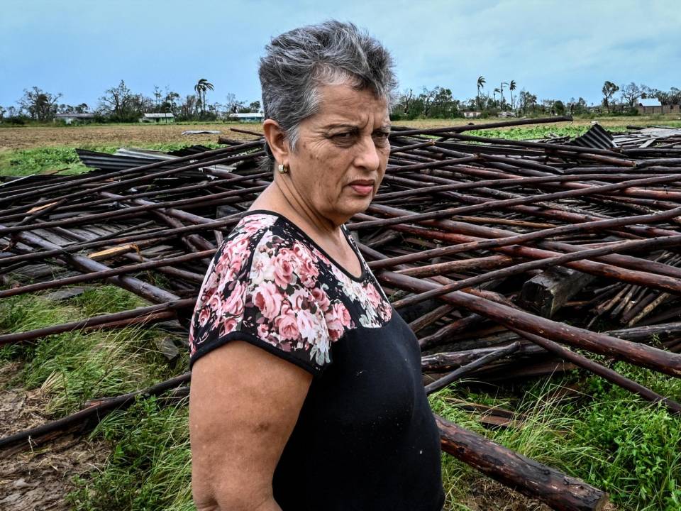 Maritza Carpio, propietaria de una finca de tabaco, mira su casa de tabaco destruida tras el paso del huracán Ian en San Luis, Cuba, el 27 de septiembre de 2022.