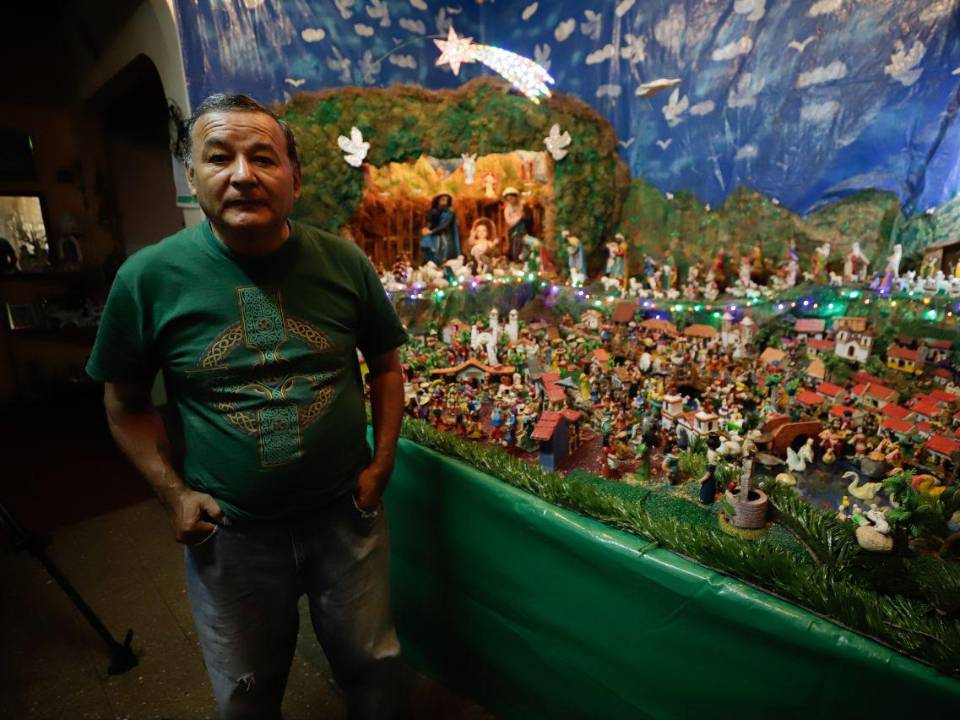 Más de 50 años dedicándose a la Navidad, Marco Antonio Sierra mantiene viva la fe y la esperanza en cada figura del pesebre que construye.