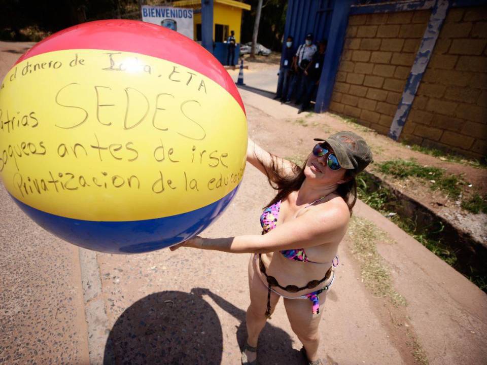 La hondureña mostró a EL HERALDO el contenido escrito en el inflable donde cuestiona las Zedes y los saqueos que ha sufrido el país por parte de los gobiernos.