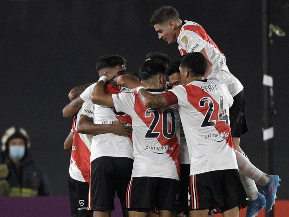 Los jugadores de River Plate de Argentina celebran después de anotar un gol contra Fortaleza de Brasil durante su partido de fútbol de la fase de grupos de la Copa Libertadores