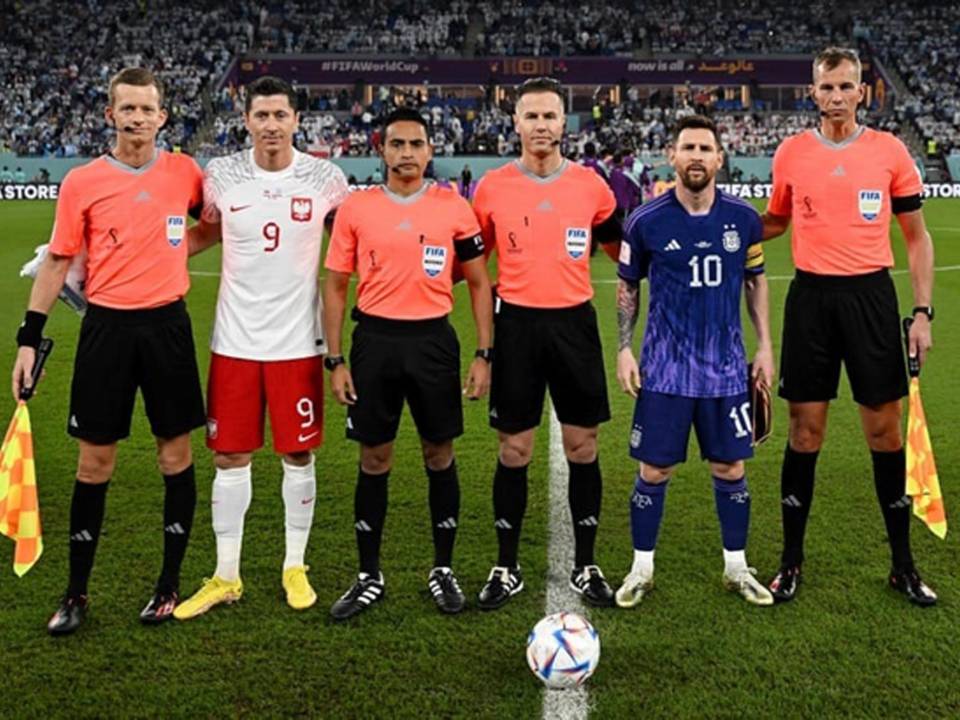 El árbitro hondureño logró codearse con grandes figuras del fútbol mundial durante su participación en la Copa del Mundo.