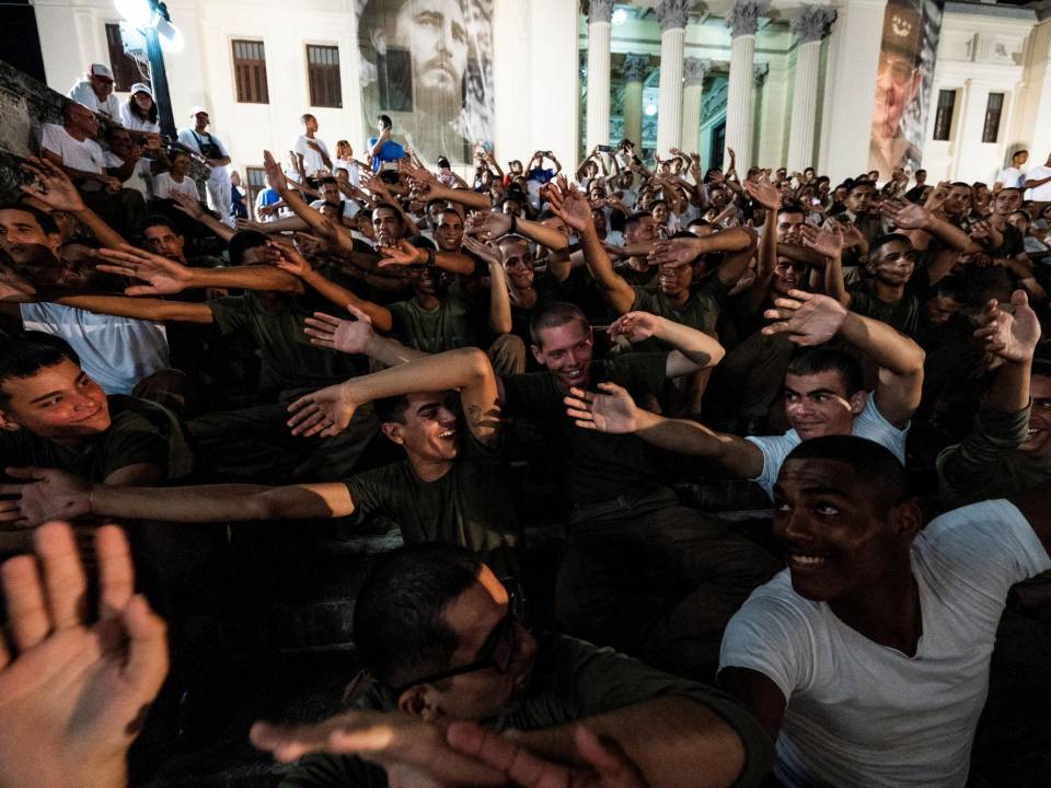 Los jóvenes se concentraron en la escalinata de la Universidad de La Habana, acompañados por el presidente del Parlamento, Esteban Lazo, y los “comandantes” históricos Ramiro Valdés y José Ramón Machado Ventura.