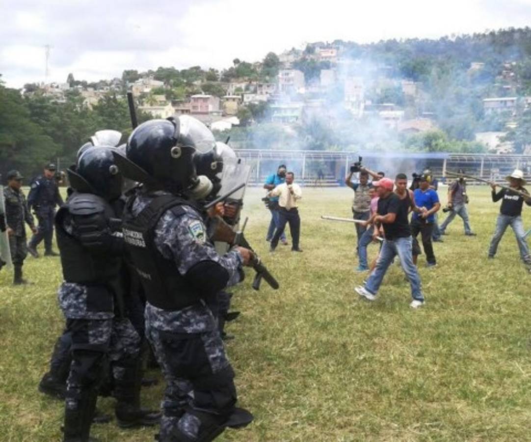 Policía hondureña presenta Unidad Antimotines
