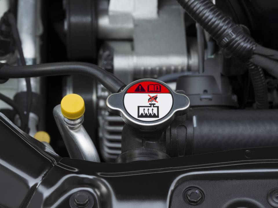 Realizar mantenimiento frecuente, verificar la carga del alternador, hacer un correcto proceso de instalación y después del mantenimiento revisar el radiador, claves indispensables para el buen funcionamiento de tu auto.
