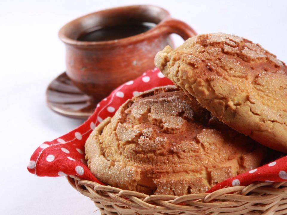 Con una capa crujiente y dulce y con una textura perfecta para degustarse mojada en el café, este pan es parte esencial de las mesas catrachas.