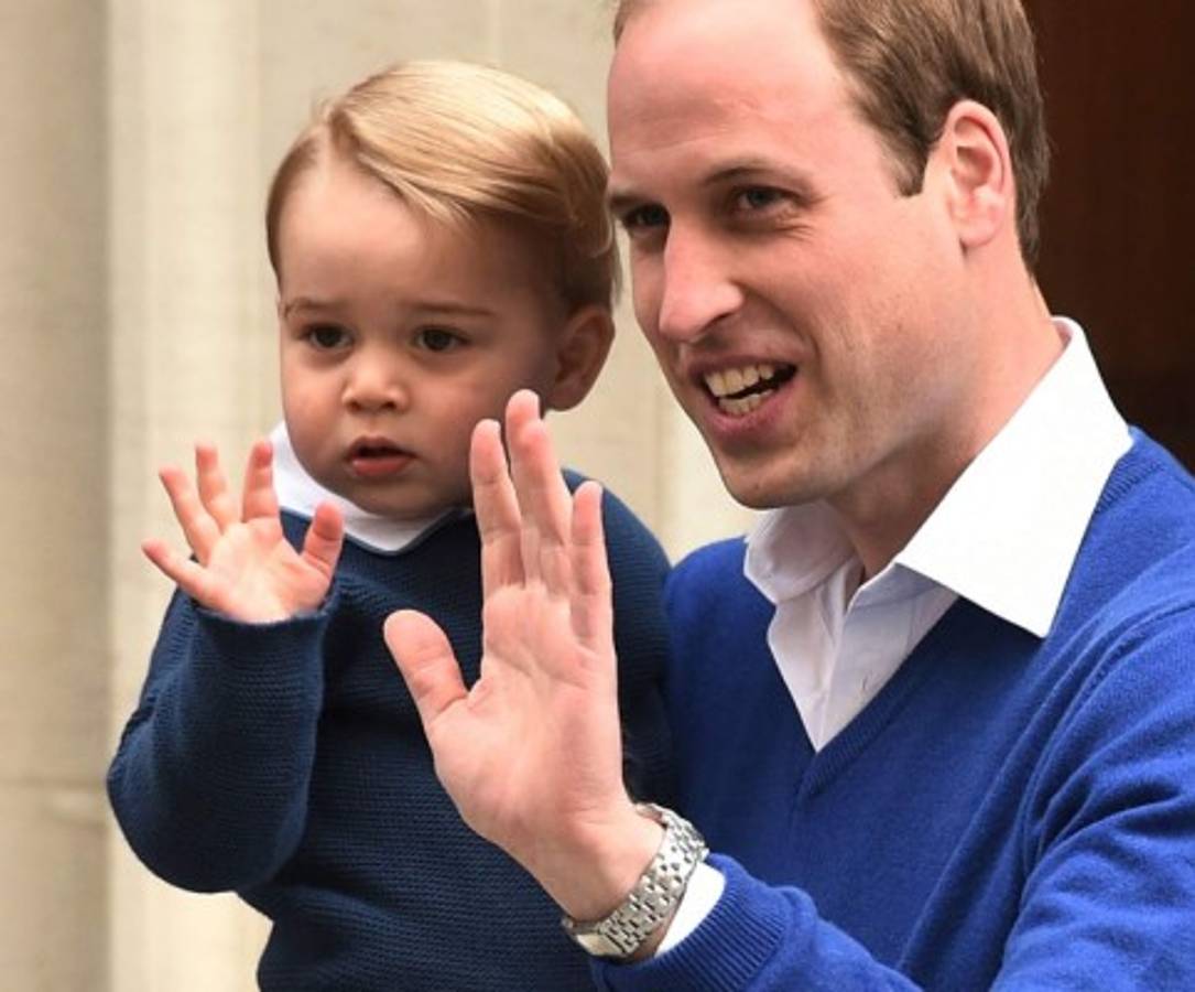 El príncipe Jorge visita a su hermana recién nacida en el hospital.